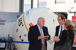 Delegates networking during lunch 